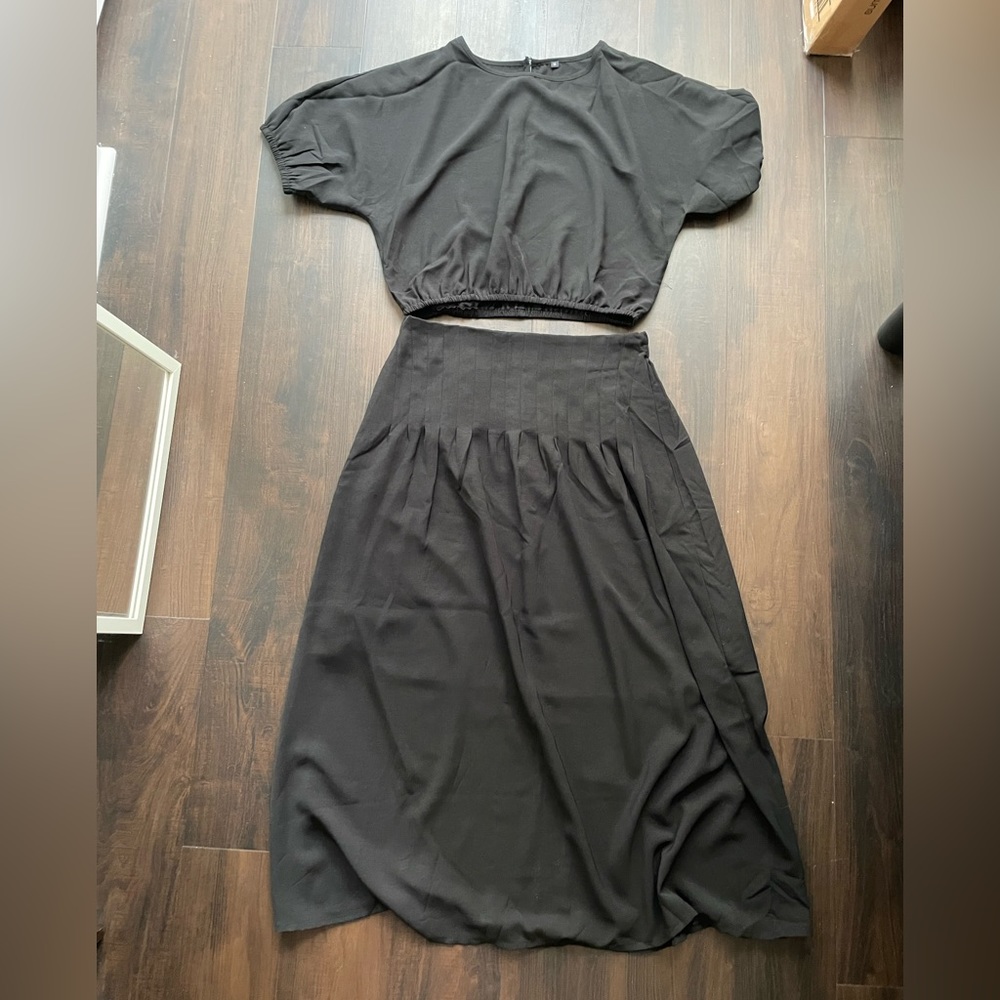 Crop Top and Pleated Skirt Set - Picture 3 of 7